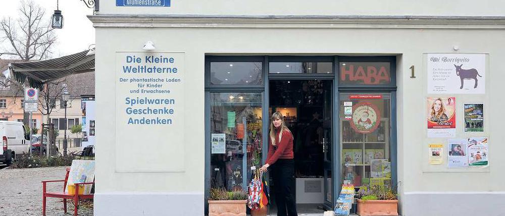 Markant am Marktplatz. Die „Kleine Weltlaterne“ wird zum Jahresende schließen. Ladenbesitzerin Nicole Martin gibt derzeit 20 Prozent Rabatt auf ihr Sortiment. Grund für die Schließung sei ein stetiger Umsatzrückgang, da Touristen an den Sonntagen auf der Insel kaum einkaufen könnten.