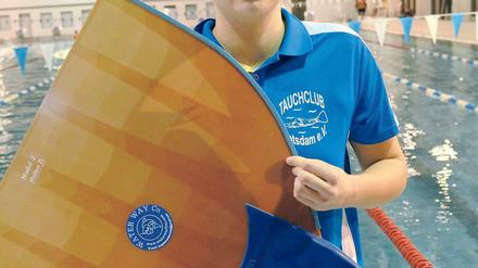 Mit Monoflosse. Juliane Starke startet für den Tauchclub Potsdam.