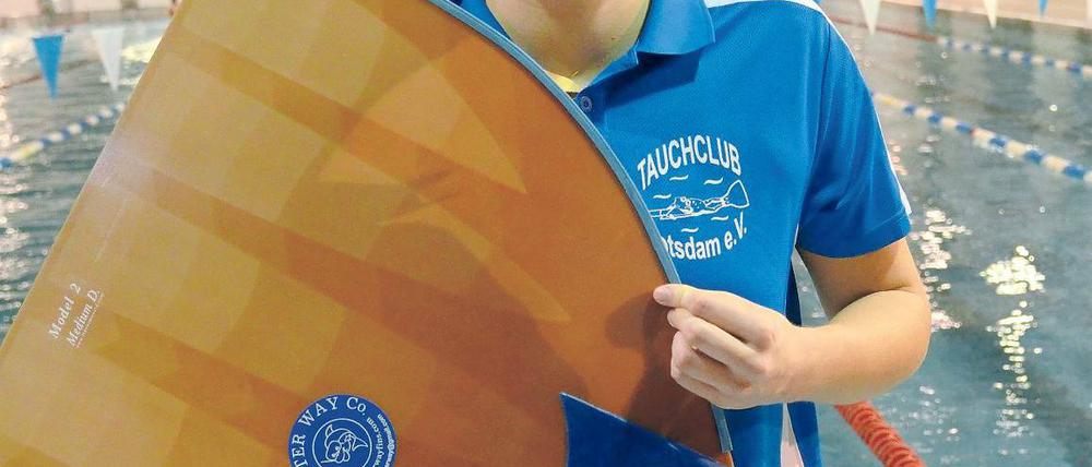 Mit Monoflosse. Juliane Starke startet für den Tauchclub Potsdam.