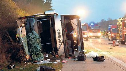 Zertrümmert. Der Bus kam aus Polen und hatte 69 Fahrgäste an Bord.