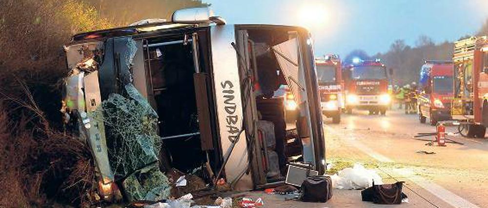 Zertrümmert. Der Bus kam aus Polen und hatte 69 Fahrgäste an Bord.