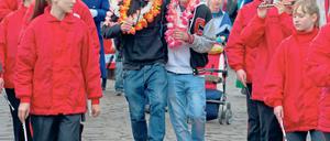 Aus dem Weg. Für Werderaner ist es durch die Menschenmassen zum Fest schwer, ihre Wohnung auf der Insel zu erreichen.