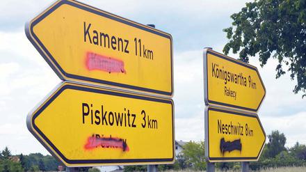 Übersprüht. Immer häufiger werden in Ostsachsen die sorbischen Namen auf Ortsschildern unkenntlich gemacht. Darin zeigt sich eine latente Sorbenfeindlichkeit, meinen die Betroffenen. Sie existiere seit Jahrzehnten.