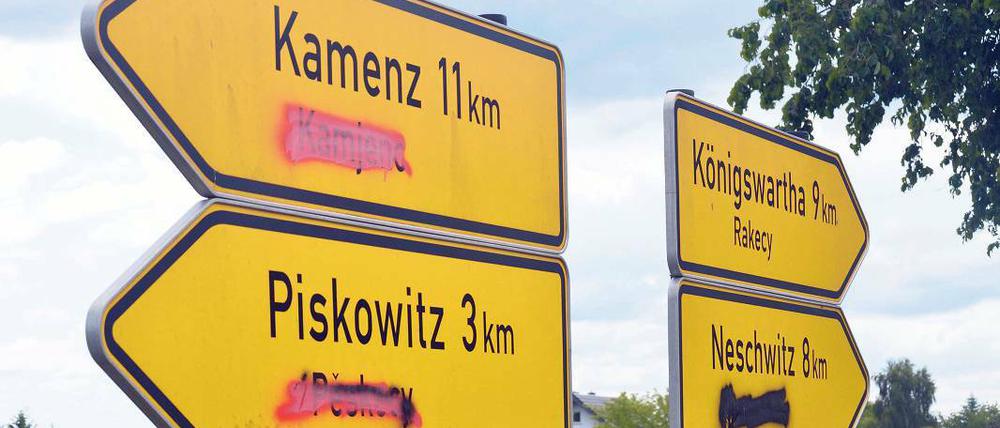 Übersprüht. Immer häufiger werden in Ostsachsen die sorbischen Namen auf Ortsschildern unkenntlich gemacht. Darin zeigt sich eine latente Sorbenfeindlichkeit, meinen die Betroffenen. Sie existiere seit Jahrzehnten.