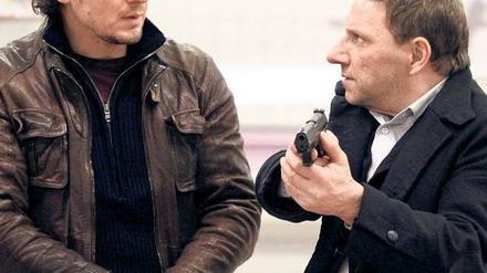 Zwei unter einer Decke? Kommissar Lannert (Richy Müller, rechts) hat einen Geiselgangster im Supermarkt erschossen. Kollege Bootz (Felix Klare) wird bezeugen, dass Lannert keine andere Chance hatte, um das Leben der Geisel zu retten.