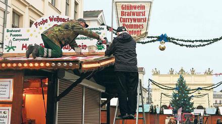 Noch vier Tage. Am nächsten Montag eröffnet der Weihnachtsmarkt „Blauer Lichterglanz“ in der Brandenburger Straße. Die Vorbereitungen haben schon begonnen.