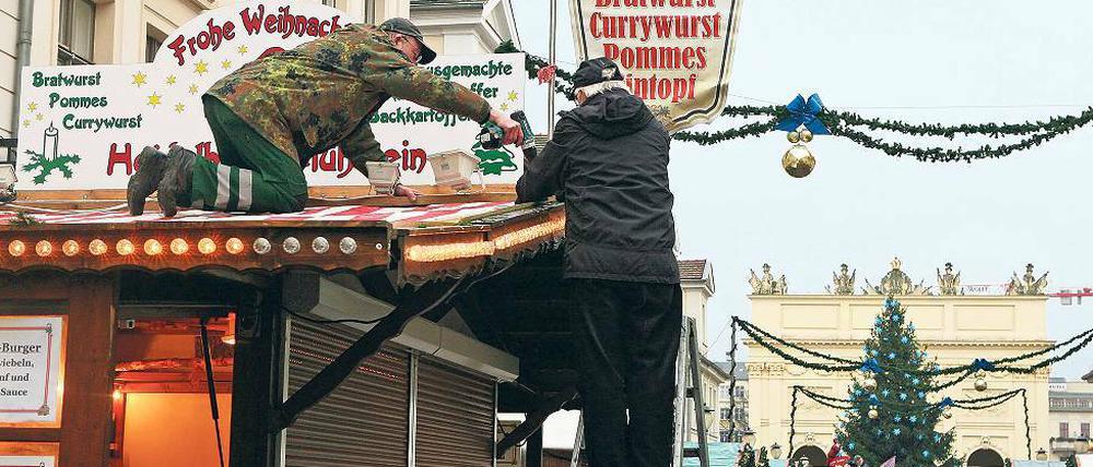 Noch vier Tage. Am nächsten Montag eröffnet der Weihnachtsmarkt „Blauer Lichterglanz“ in der Brandenburger Straße. Die Vorbereitungen haben schon begonnen.