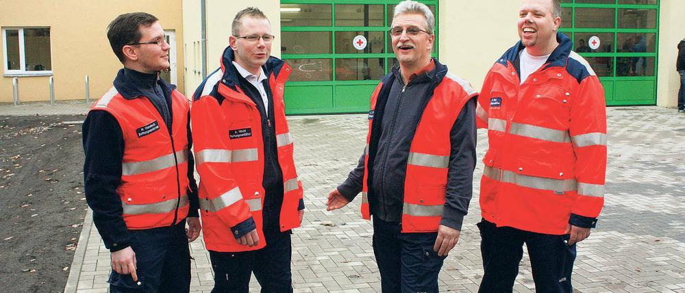 Quadratisch, praktisch, gut. DRK-Leute mit Axel Peters (2.v.r.) vor der Wache.