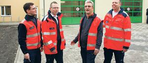 Quadratisch, praktisch, gut. DRK-Leute mit Axel Peters (2.v.r.) vor der Wache.