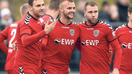 Wieder dabei. Soeben getroffen. Trifft bald. Der wieder genesene Christian Schönwälder, Jonas Schmidt und Tobias Grundler (v.l.) jubeln nach dem Treffer zum 1:0 in Schöneiche. Schmidt traf per Kopf, Grundler wird später die beiden weiteren Tore erzielen.