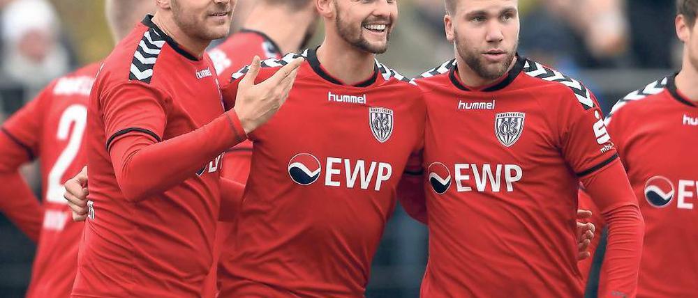 Wieder dabei. Soeben getroffen. Trifft bald. Der wieder genesene Christian Schönwälder, Jonas Schmidt und Tobias Grundler (v.l.) jubeln nach dem Treffer zum 1:0 in Schöneiche. Schmidt traf per Kopf, Grundler wird später die beiden weiteren Tore erzielen.