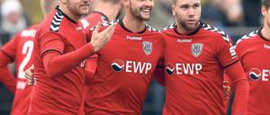 Wieder dabei. Soeben getroffen. Trifft bald. Der wieder genesene Christian Schönwälder, Jonas Schmidt und Tobias Grundler (v.l.) jubeln nach dem Treffer zum 1:0 in Schöneiche. Schmidt traf per Kopf, Grundler wird später die beiden weiteren Tore erzielen.