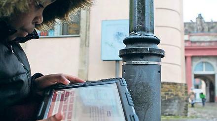 Tour mit Tablet. Die neunjährige Levina auf Spurensuche am Neuen Markt.