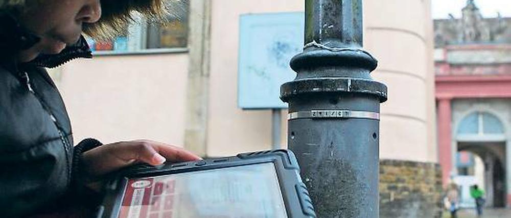 Tour mit Tablet. Die neunjährige Levina auf Spurensuche am Neuen Markt.
