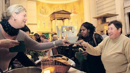 Kirchencafé: Zur Aktion „Gedeckter Tisch“ kamen am vergangenen Freitag und am Wochenende bis zu 4000 Menschen in die Potsdamer Nikolaikirche. Im Mittelpunkt stand die Hilfe für bedürftige Menschen.