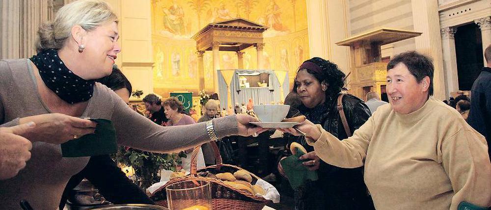 Kirchencafé: Zur Aktion „Gedeckter Tisch“ kamen am vergangenen Freitag und am Wochenende bis zu 4000 Menschen in die Potsdamer Nikolaikirche. Im Mittelpunkt stand die Hilfe für bedürftige Menschen.