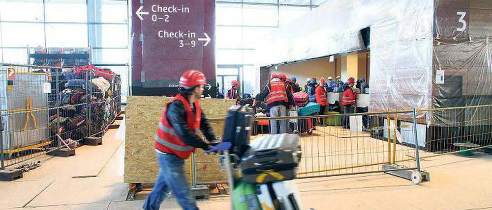 Rollkofferkommando. Vor vier Jahren wurden die Abläufe am BER, wie hier im Terminal, schon mal mit Freiwilligen getestet. Jetzt hat Flughafenchef Mehdorn erneut einen Probebetrieb für die Inbetriebnahme ausgeschrieben.