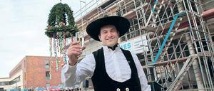 Polier Stipo Milanovic beim Richtfest. Im Juni hatten die Bauarbeiten begonnen, im Juli 2015 soll der Neubau stehen.