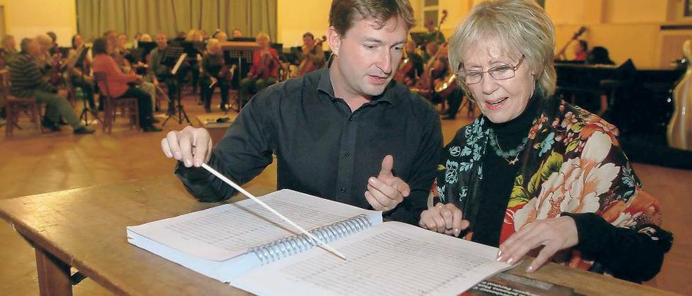 Operettenexpertin. Marguerite Kollo besuchte das Potsdamer Sinfonieorchester Collegium Musicum, dessen Musiker derzeit an „Drei alte Schachteln“ arbeiten. Kollos Großvater Walter schrieb die Operette vor ziemlich genau 100 Jahren.