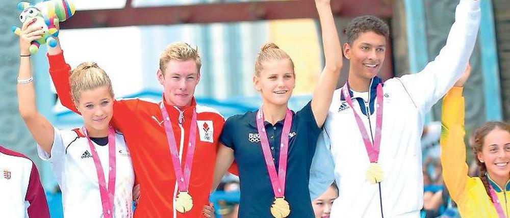 Der Moment des bislang größten Erfolges. Kristin Ranwig (l.) mit dem Gold-Team bei den Youth Olympic Games im August. Jetzt wird aus der Triathletin eine Läuferin.