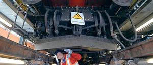 Blick von unten. In der Seddiner Werkstatt werden Loks winterfest gemacht.