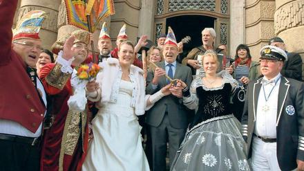 Her mit dem Schlüssel! Jann Jakobs (r.) mit dem Prinzenpaar.