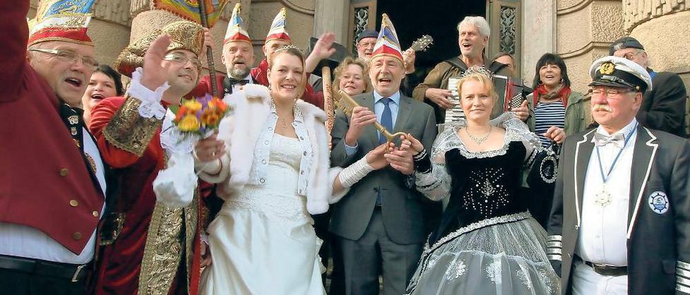 Her mit dem Schlüssel! Jann Jakobs (r.) mit dem Prinzenpaar.
