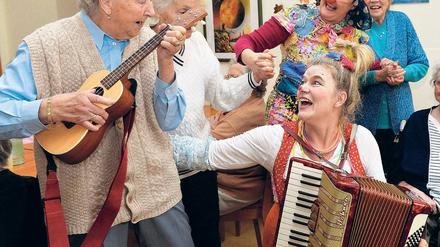 Stimmung am Schwalbenberg. Die Clowns Vitamine (vorn) und Charlotte singen und machen Späße mit den Bewohnern. Alle zwei Wochen besuchen Clowns die Senioren