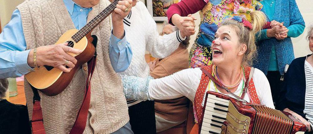 Stimmung am Schwalbenberg. Die Clowns Vitamine (vorn) und Charlotte singen und machen Späße mit den Bewohnern. Alle zwei Wochen besuchen Clowns die Senioren