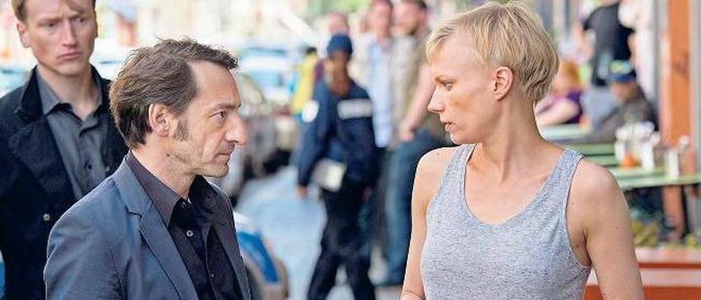 Die Studentin Trude Bruun Thorvaldsen (Lise Risom Olsen) sieht in einem Traum, wie eine Freundin ermordet wird. Als die Kommilitonin tatsächlich stirbt, schenkt Kommissar Felix Stark (Boris Aljinovic) den Prophezeiungen mehr Glauben. Foto: RBB