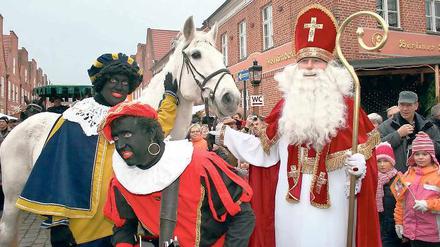 Umstrittene Gesellen. Die Gehilfen des holländischen Nikolaus Sinterklaas werden traditionell schwarz geschminkt. Das hat nun vor dem Sinterklaasfest im Holländischen Viertel für Kritik gesorgt.