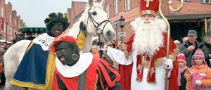 Umstrittene Gesellen. Die Gehilfen des holländischen Nikolaus Sinterklaas werden traditionell schwarz geschminkt. Das hat nun vor dem Sinterklaasfest im Holländischen Viertel für Kritik gesorgt.