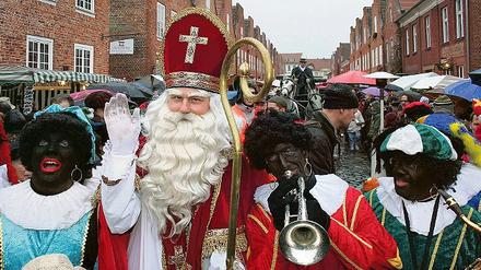 Sinterklaas  der holländische Nikolaus  ist beliebt bei jung und alt. Für Stimmung auf dem Weihnachtsmarkt im Holländischen Viertel sorgten aber vor allem die Swarten Pieten, die nicht nur allerlei Schabernack treiben, sondern auch fröhliche Blasmusik machen können.