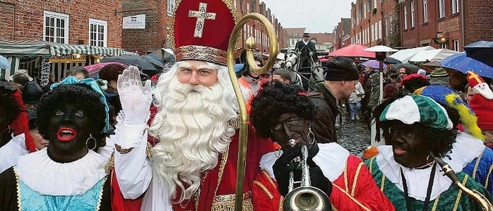 Sinterklaas  der holländische Nikolaus  ist beliebt bei jung und alt. Für Stimmung auf dem Weihnachtsmarkt im Holländischen Viertel sorgten aber vor allem die Swarten Pieten, die nicht nur allerlei Schabernack treiben, sondern auch fröhliche Blasmusik machen können.
