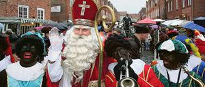 Sinterklaas  der holländische Nikolaus  ist beliebt bei jung und alt. Für Stimmung auf dem Weihnachtsmarkt im Holländischen Viertel sorgten aber vor allem die Swarten Pieten, die nicht nur allerlei Schabernack treiben, sondern auch fröhliche Blasmusik machen können.