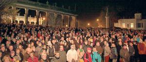 Zwischen Ost und West. Tausende Potsdamer und Berliner waren am Montagabend an der Glienicker Brücke. Vor 25 Jahren, am 10. November 1989, war die Brücke wieder geöffnet worden.