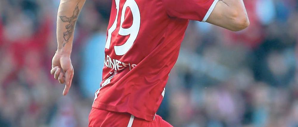 Bekannte Geste nach einem Treffer. Tim Kleinschmidt erzielte für Energie Cottbus vier Saisontore in der 3. Liga. In der Nationalmannschaft, in die er im September erstmals berufen wurde, war ihm dies noch nicht vergönnt.