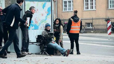Warten am Wartehaus. Das Kamerateam in Position vor dem Stadthaus.