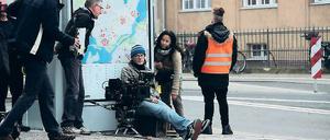 Warten am Wartehaus. Das Kamerateam in Position vor dem Stadthaus.