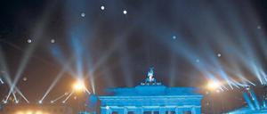 Nachtflug. Nur an wenigen Stellen waren die Ballons so gut zu sehen wie am Brandenburger Tor. Aber sie flogen mit ihrer Heliumfüllung ziemlich weit: Eine am Ballon befestigte Karte wurde in Joachimsthal in der Schorfheide gefunden.