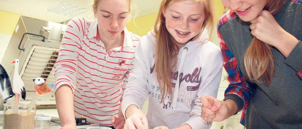 In der neuen Werkstatt. Der erste Kurs hat schon begonnen.