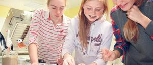 In der neuen Werkstatt. Der erste Kurs hat schon begonnen.