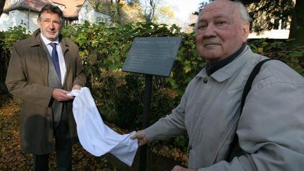 Die Enthüllung der Gedenkstele.