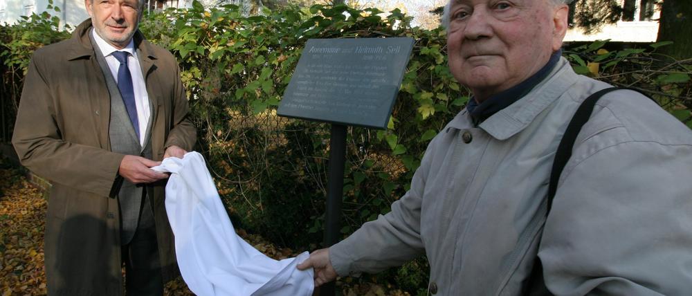 Die Enthüllung der Gedenkstele.