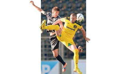 Harter Zweikampf. Babelsbergs Lovro Sindik (l.) steht hier mit Peter Ocovan (VFC Plauen) förmlich in der Luft. Am Ende stand es 0:0 zwischen ihren Teams.