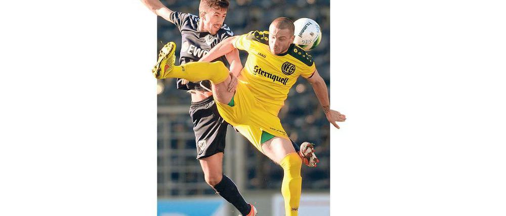 Harter Zweikampf. Babelsbergs Lovro Sindik (l.) steht hier mit Peter Ocovan (VFC Plauen) förmlich in der Luft. Am Ende stand es 0:0 zwischen ihren Teams.