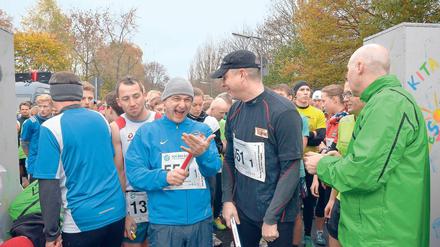 Gut lachen hatten Axel Kruse (l.) und Christian Beek vor dem Start zum 11. Teltowkanal-Halbmarathon. Der Ex-Herthaner Kruse und der einstige Unioner Beek führten zwei Fan-Staffeln an. Die beiden ehemaligen Fußballer liefen knapp fünf Kilometer.