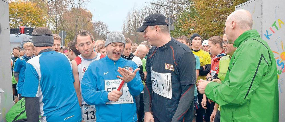Gut lachen hatten Axel Kruse (l.) und Christian Beek vor dem Start zum 11. Teltowkanal-Halbmarathon. Der Ex-Herthaner Kruse und der einstige Unioner Beek führten zwei Fan-Staffeln an. Die beiden ehemaligen Fußballer liefen knapp fünf Kilometer.