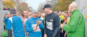 Gut lachen hatten Axel Kruse (l.) und Christian Beek vor dem Start zum 11. Teltowkanal-Halbmarathon. Der Ex-Herthaner Kruse und der einstige Unioner Beek führten zwei Fan-Staffeln an. Die beiden ehemaligen Fußballer liefen knapp fünf Kilometer.