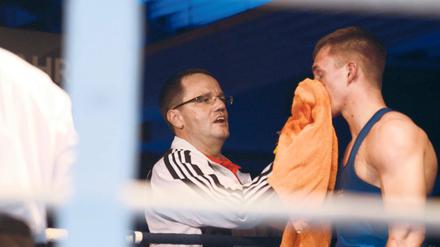 Ein alter Bekannter. Athde Gashi (r.), hier mit Trainer und Manager Ralph Mantau, war beim 10:11 in Straubing einer von zwei Kämpfern, die schon in der Vorsaison für Motor boxten. Der zweite war Josef Attanajoui.